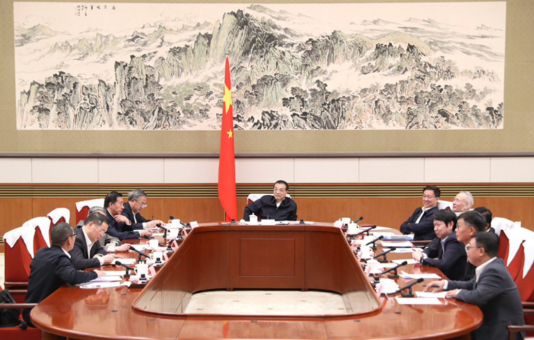 2019年11月12日，9998vip威尼斯股份董事长温志芬等企业家代表出席经济形势专家和企业家座谈会并发言。